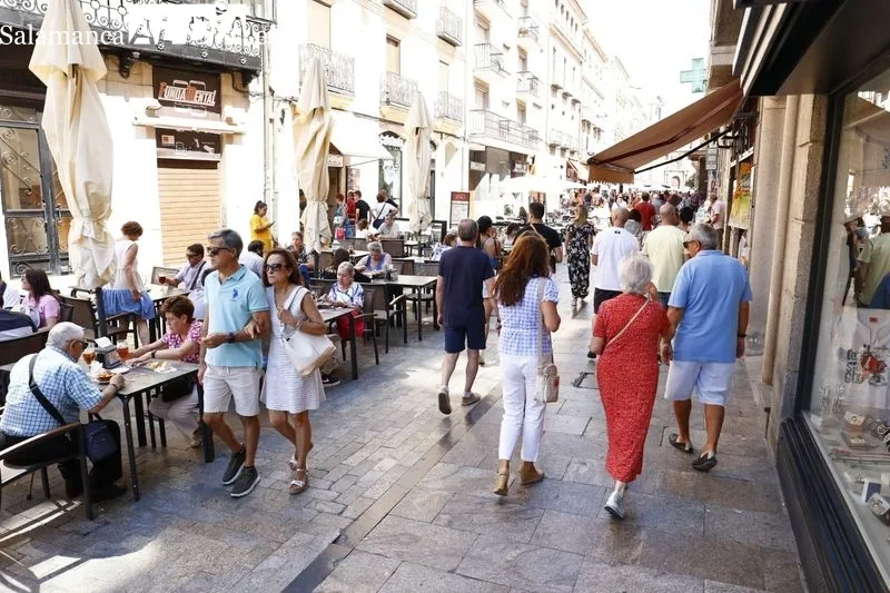 Buen ambiente en el centro de Salamanca en la mañana de este lunes festivo