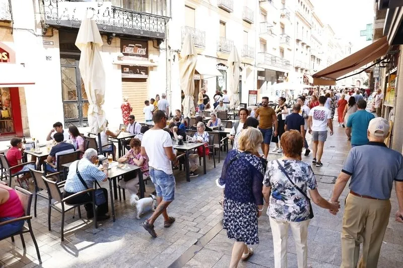 Buen ambiente en el centro de Salamanca en la mañana de este lunes festivo