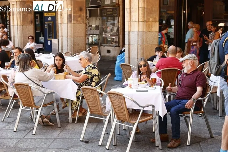 Buen ambiente en el centro de Salamanca en la mañana de este lunes festivo