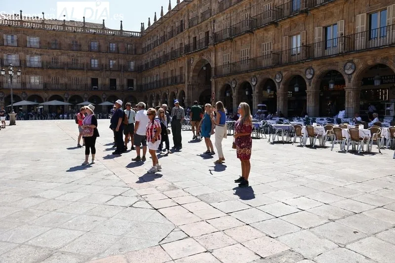 Buen ambiente en el centro de Salamanca en la mañana de este lunes festivo