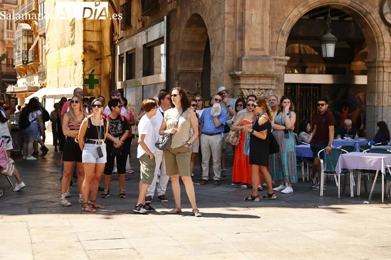 Buen ambiente en el centro de Salamanca en la mañana de este lunes festivo