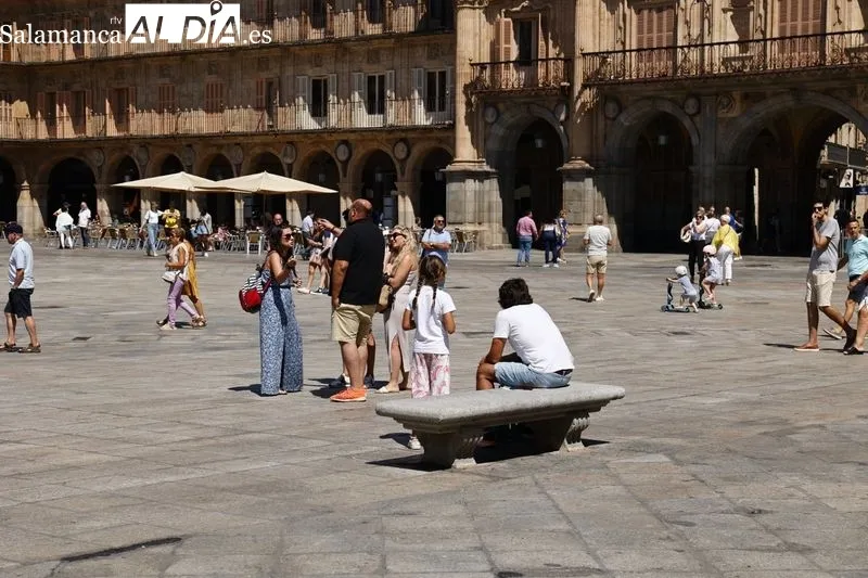 Buen ambiente en el centro de Salamanca en la mañana de este lunes festivo