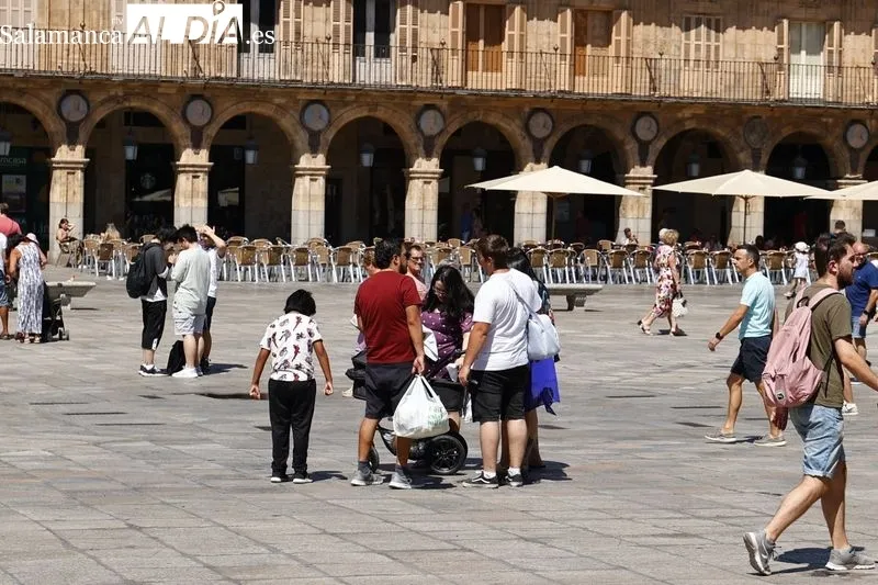 Buen ambiente en el centro de Salamanca en la mañana de este lunes festivo