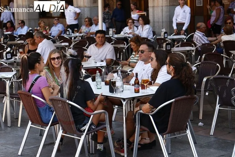 Buen ambiente en el centro de Salamanca en la mañana de este lunes festivo