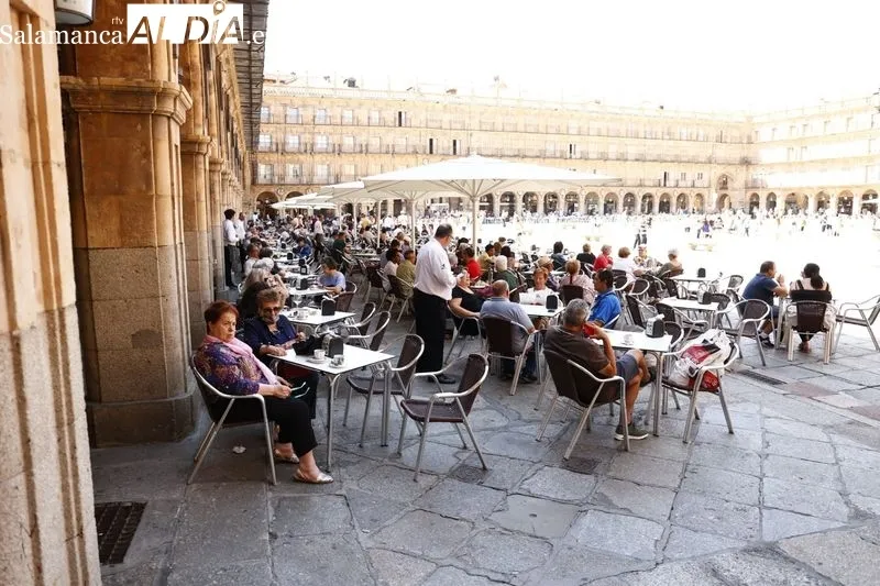 Buen ambiente en el centro de Salamanca en la mañana de este lunes festivo
