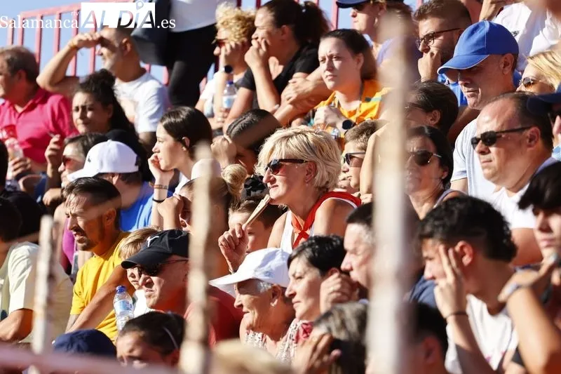 Gran ambiente en la plaza de toros de Carbajosa
