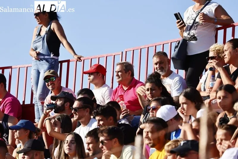 Gran ambiente en la plaza de toros de Carbajosa