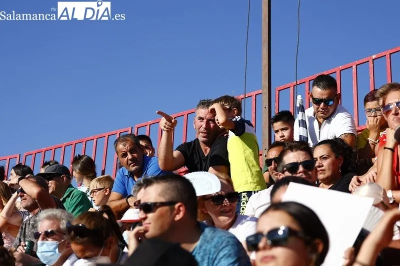 Gran ambiente en la plaza de toros de Carbajosa