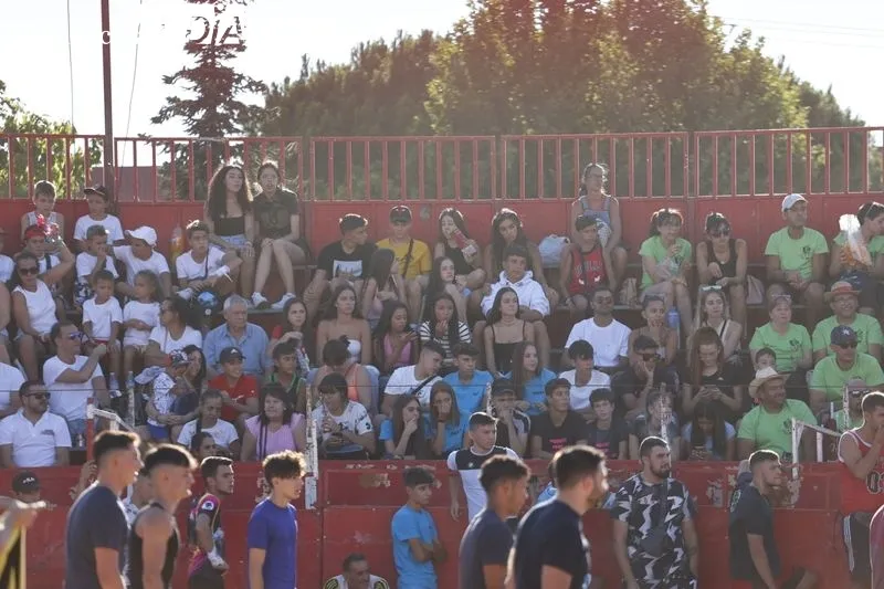 Gran ambiente en la plaza de toros de Carbajosa
