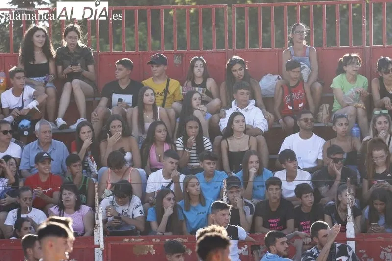 Gran ambiente en la plaza de toros de Carbajosa