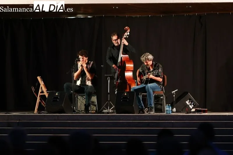 Foto 7 - Los salmantinos disfrutan con el Festival de Blues de Quique G&oacute;mez & Curro Serrano Tr&iacute;o en Garrido