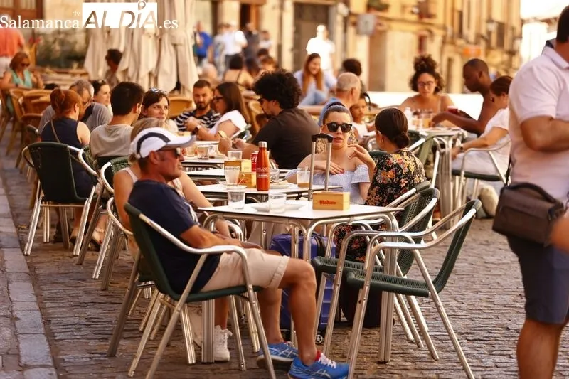 Buen ambiente, pese al calor, en el centro de la capital salmantina