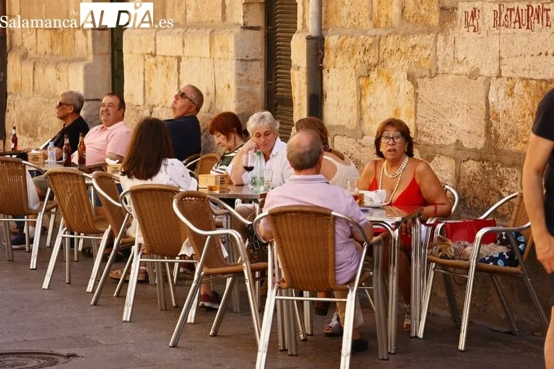 Buen ambiente, pese al calor, en el centro de la capital salmantina