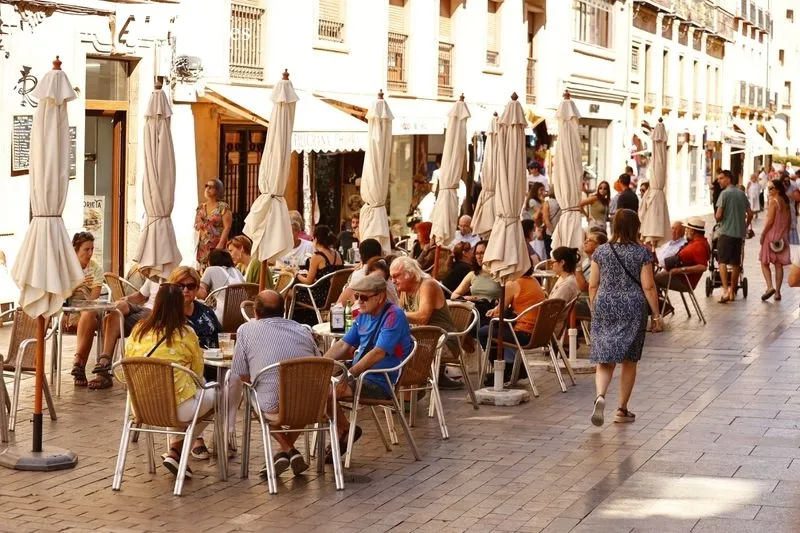 Buen ambiente, pese al calor, en el centro de la capital salmantina