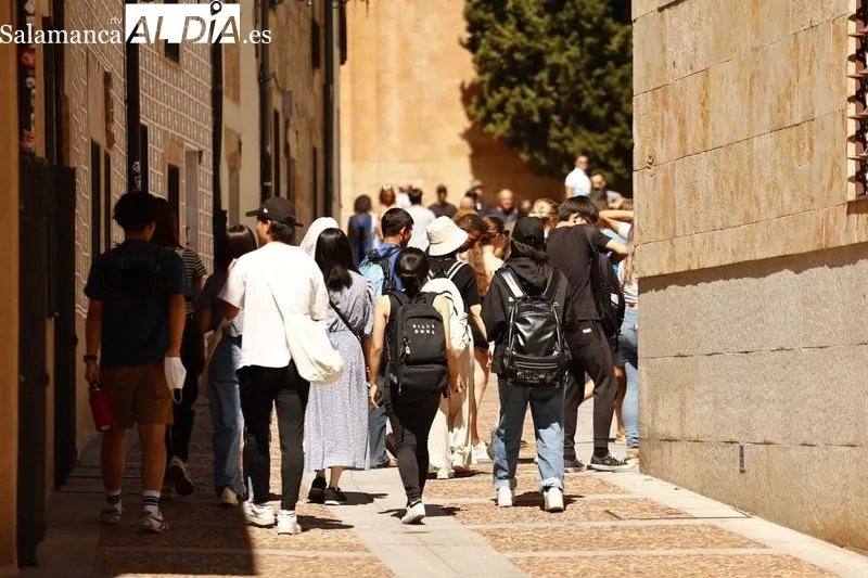 Buen ambiente, pese al calor, en el centro de la capital salmantina