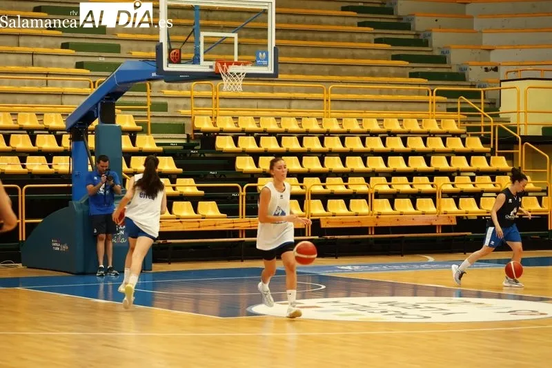 Primer entrenamiento de las jugadoras del Perfumerías Avenida