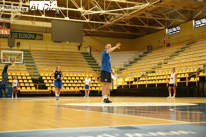 Primer entrenamiento de las jugadoras del Perfumerías Avenida