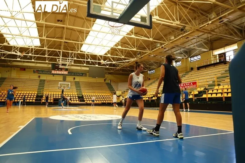 Primer entrenamiento de las jugadoras del Perfumerías Avenida