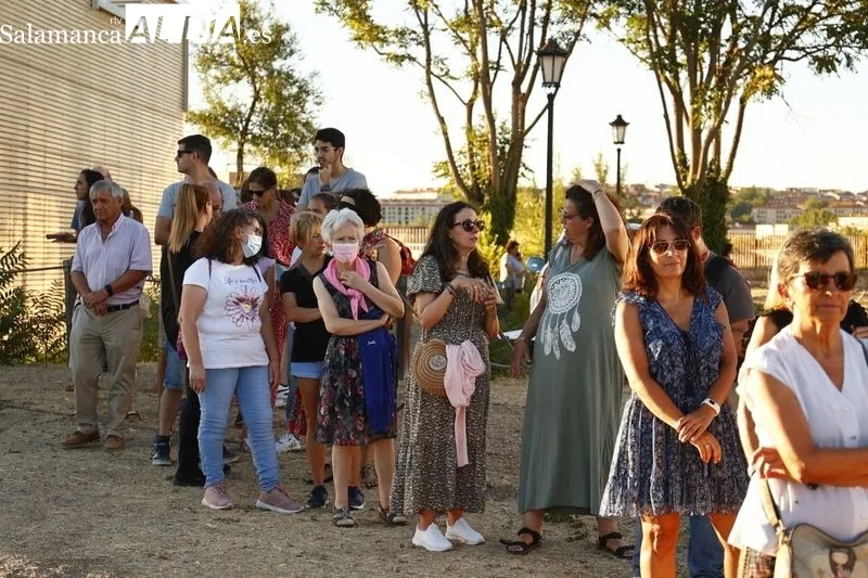 Numerosas personas se han dado cita este lunes en el Cerro de San Vicente