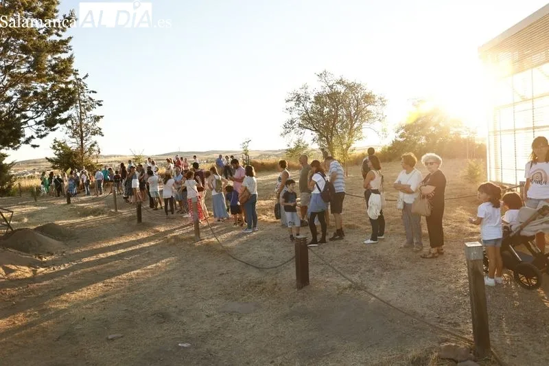 Numerosas personas se han dado cita este lunes en el Cerro de San Vicente