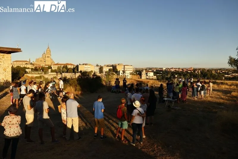 Numerosas personas se han dado cita este lunes en el Cerro de San Vicente