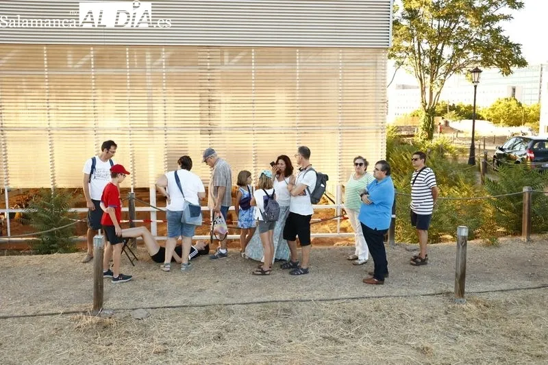 Numerosas personas se han dado cita este lunes en el Cerro de San Vicente