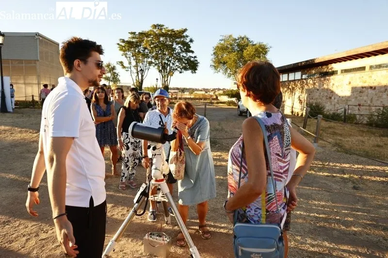 Numerosas personas se han dado cita este lunes en el Cerro de San Vicente
