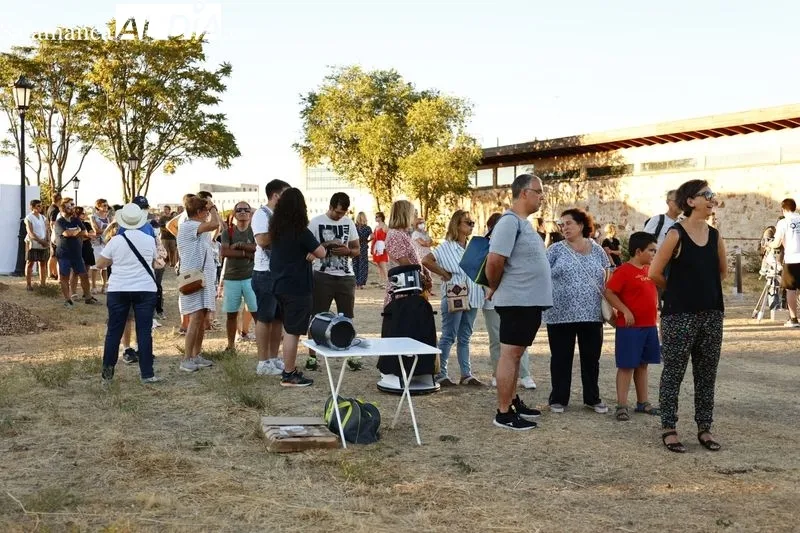Numerosas personas se han dado cita este lunes en el Cerro de San Vicente