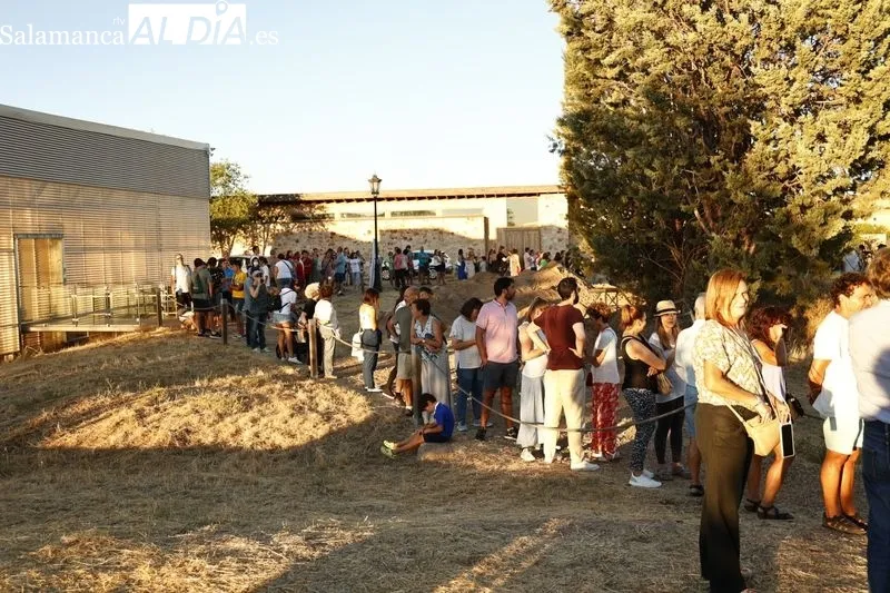 Numerosas personas se han dado cita este lunes en el Cerro de San Vicente