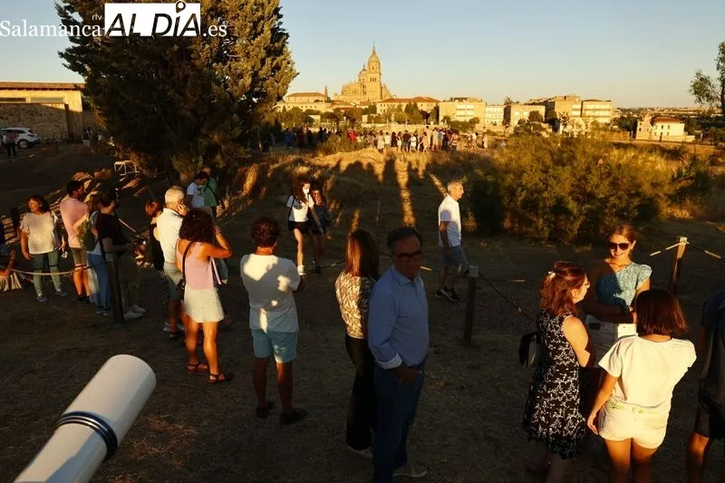 Numerosas personas se han dado cita este lunes en el Cerro de San Vicente