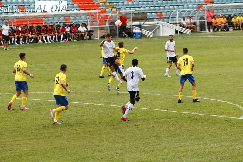 Foto 14 - Desastre del Salamanca UDS en el Helm&aacute;ntico ante un Regional como el Diocesanos (0-2)