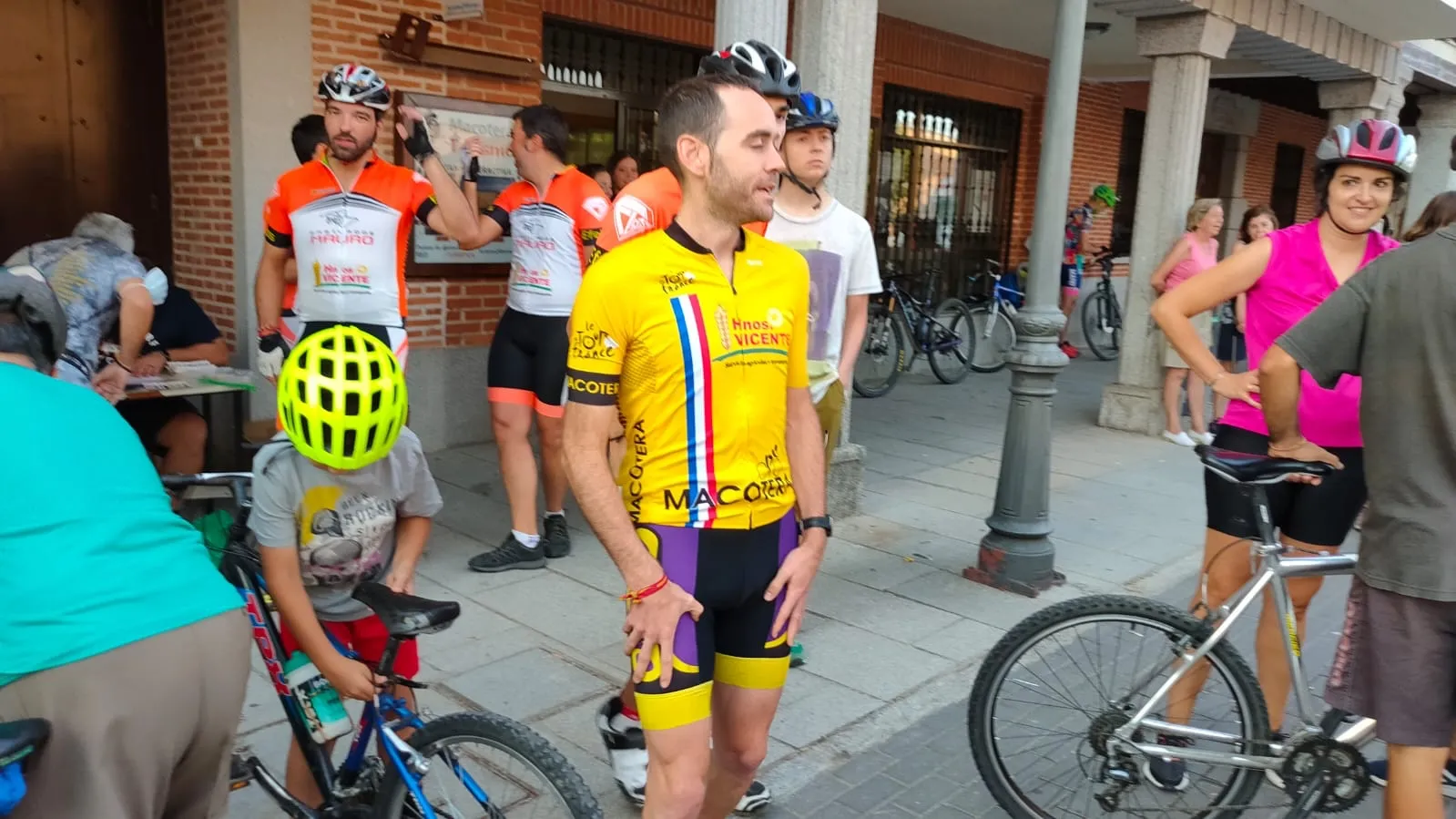 La IV Vuelta Ciclista a Macotera salía desde la Plaza Mayor