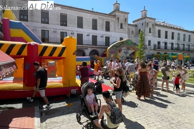 Grandes y pequeños disfrutaban con el Parque Infantil de la Plaza Nueva