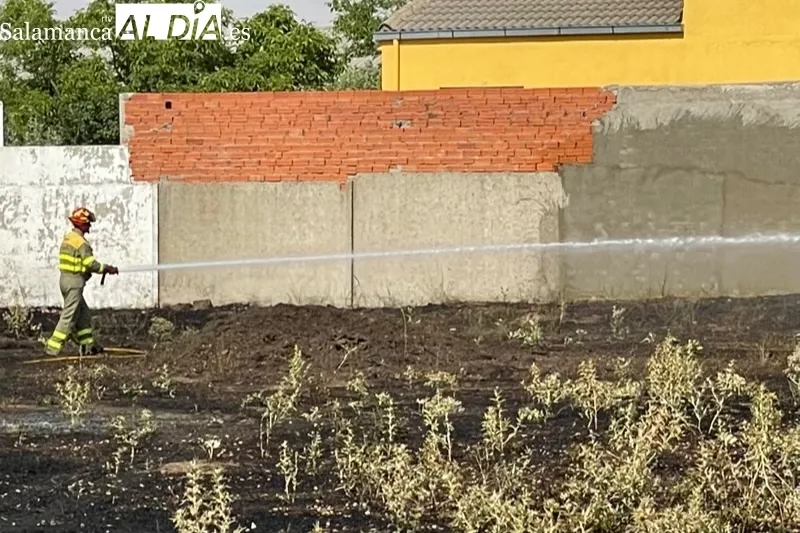 Los bomberos de Peñaranda sofocaban un incendio declarado en una parcela del polígono industrial