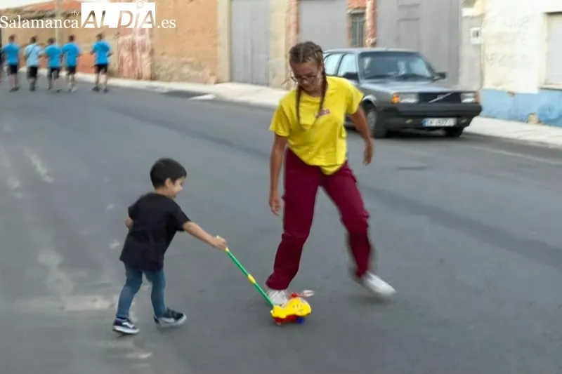 Las peñas recorrían las calles de Babilafuente para dar la bienvenida a las fiestas patronales 2022