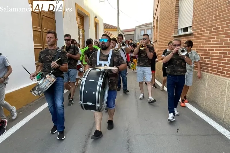 Las peñas de Cantalpino han dado la bienvenida a sus fiestas con un pasacalles