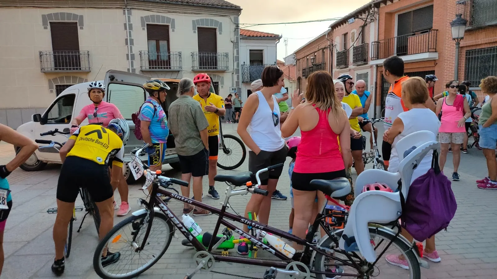 La IV Vuelta Ciclista a Macotera salía desde la Plaza Mayor