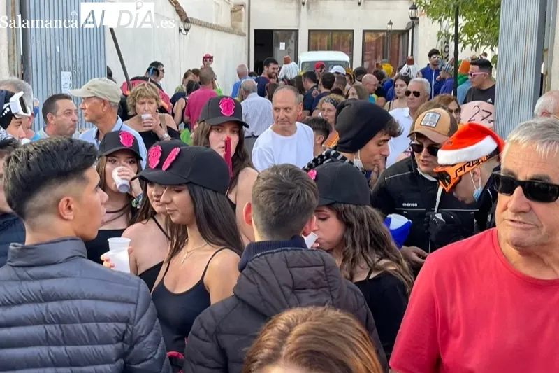 Las peñas de Cantalpino han dado la bienvenida a sus fiestas con un pasacalles