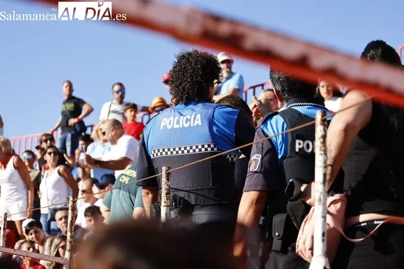 Imágenes de la actuación de agentes de la Policía Local y la Guardia Civil en la plaza de toros