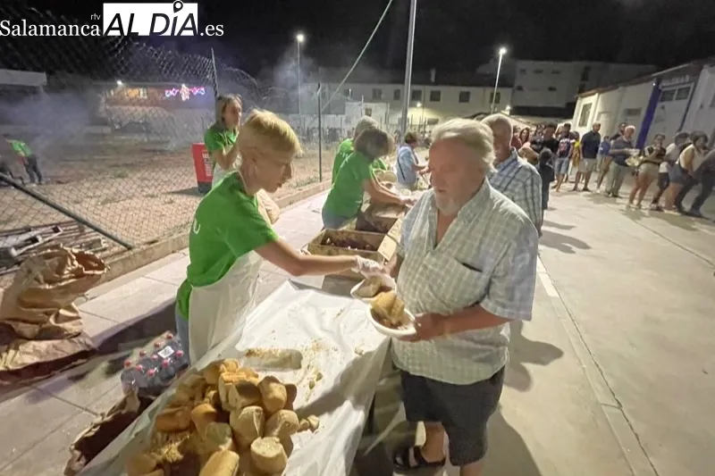 La parrillada solidaria de fiestas en Peñaranda se ha vivido de manera multitudinaria