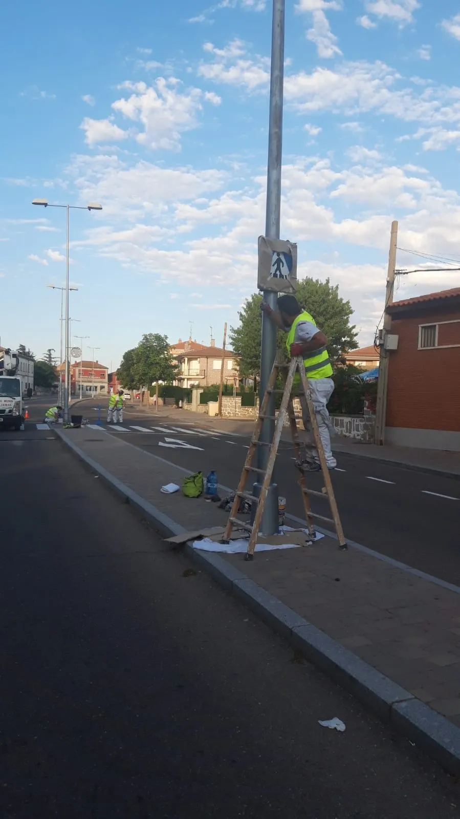 Foto 6 - Los integrantes del Programa 'Ecopintura Pe&ntilde;aranda' arrancan agosto con una acci&oacute;n centrada en el pintado de farolas