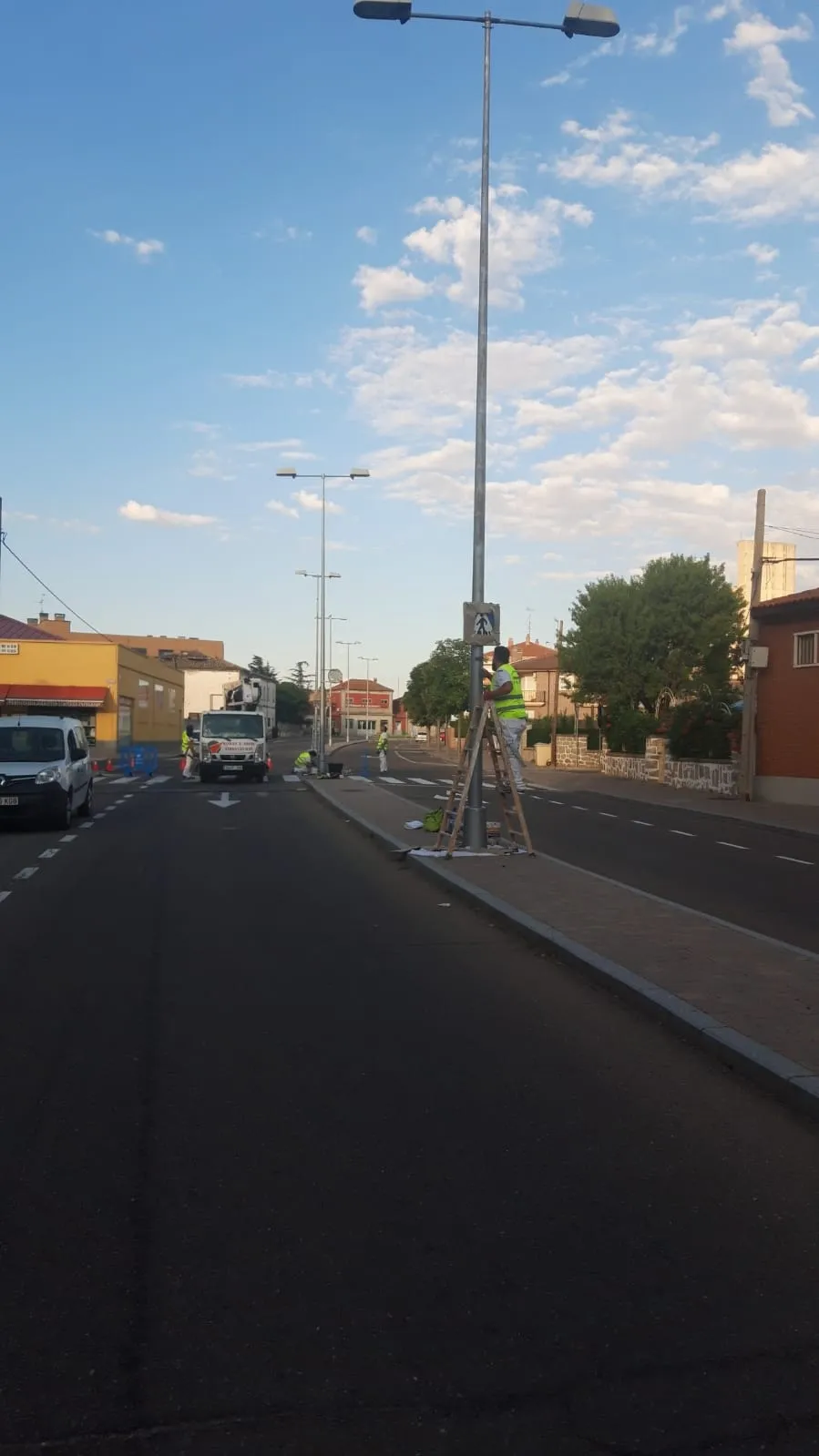 Foto 4 - Los integrantes del Programa 'Ecopintura Pe&ntilde;aranda' arrancan agosto con una acci&oacute;n centrada en el pintado de farolas