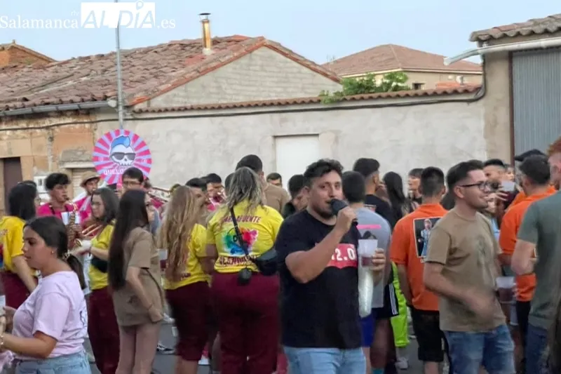 Las peñas recorrían las calles de Babilafuente para dar la bienvenida a las fiestas patronales 2022