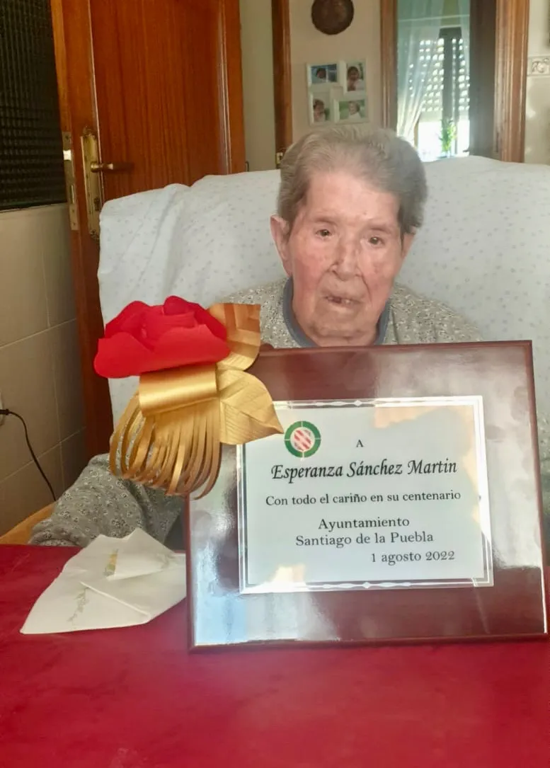 Esperanza Sánchez ha celebrado su centenario junto a familia y amigos