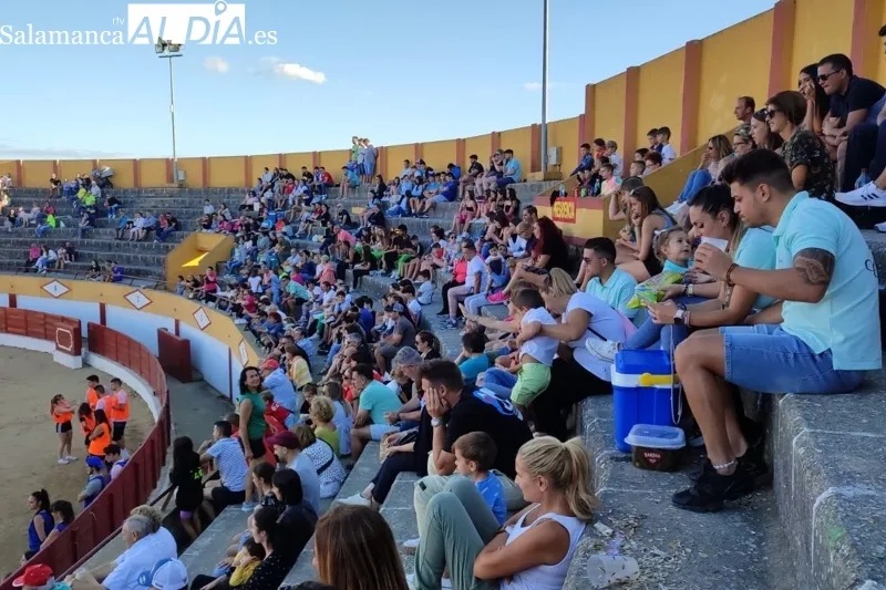 Foto 3 - Carcajadas y carreras protagonizan el llamativo evento 'Humor Amarillo' en Babilafuente