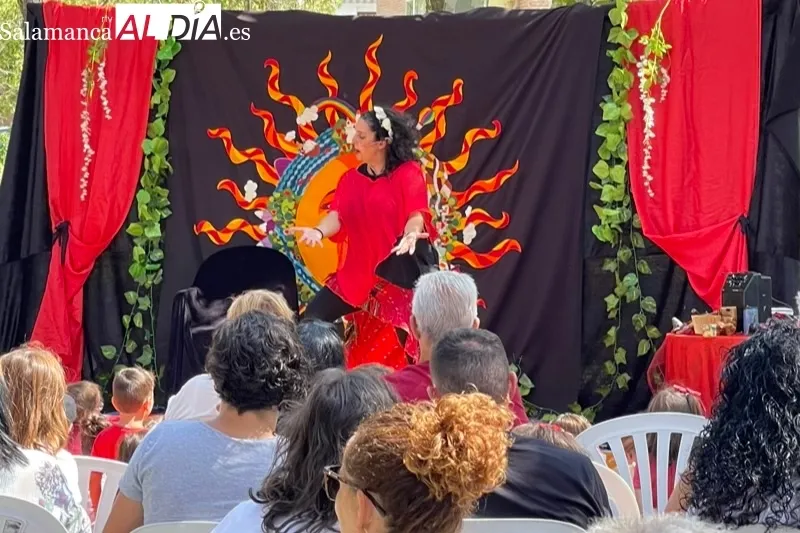Charo Jaular llevaba a cabo un cuentacuentos en el parque Los Jardines
