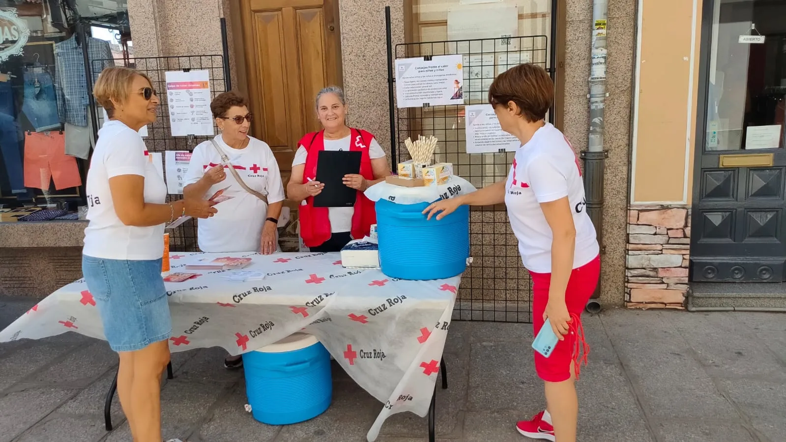 Cruz Roja instalaba una mesa informativa frente a las olas de calor
