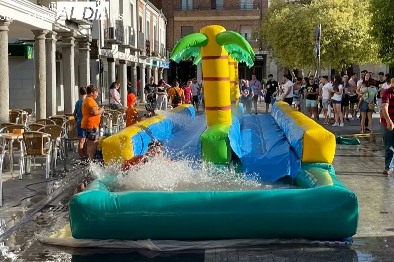 La Plaza de España se convertía hace siete días en una explosiòn multitudinaria de alegría con la vuelta de las Ferias y Fiestas 