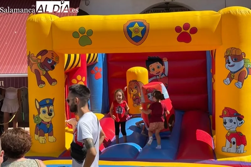 Grandes y pequeños disfrutaban con el Parque Infantil de la Plaza Nueva