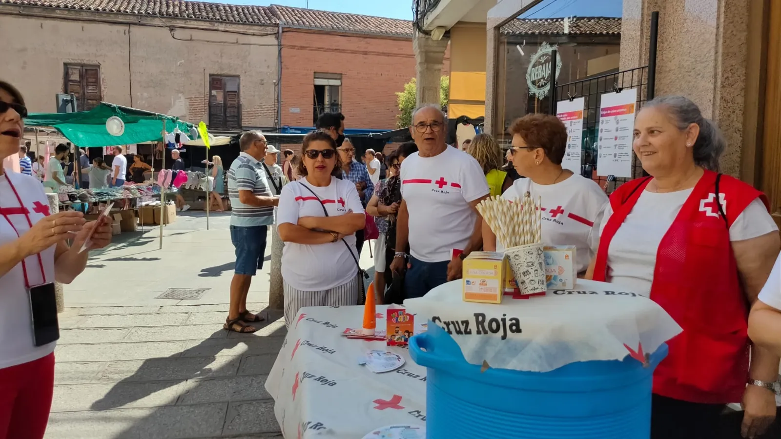 Cruz Roja instalaba una mesa informativa frente a las olas de calor
